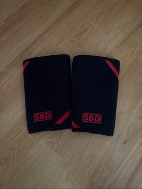 SBD Black & Red Knee Sleeves –